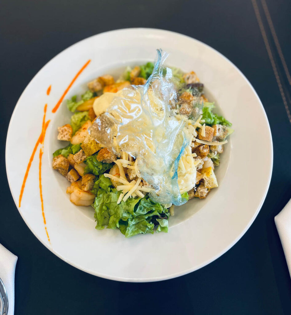 ensalada-caesar-con-langostinos